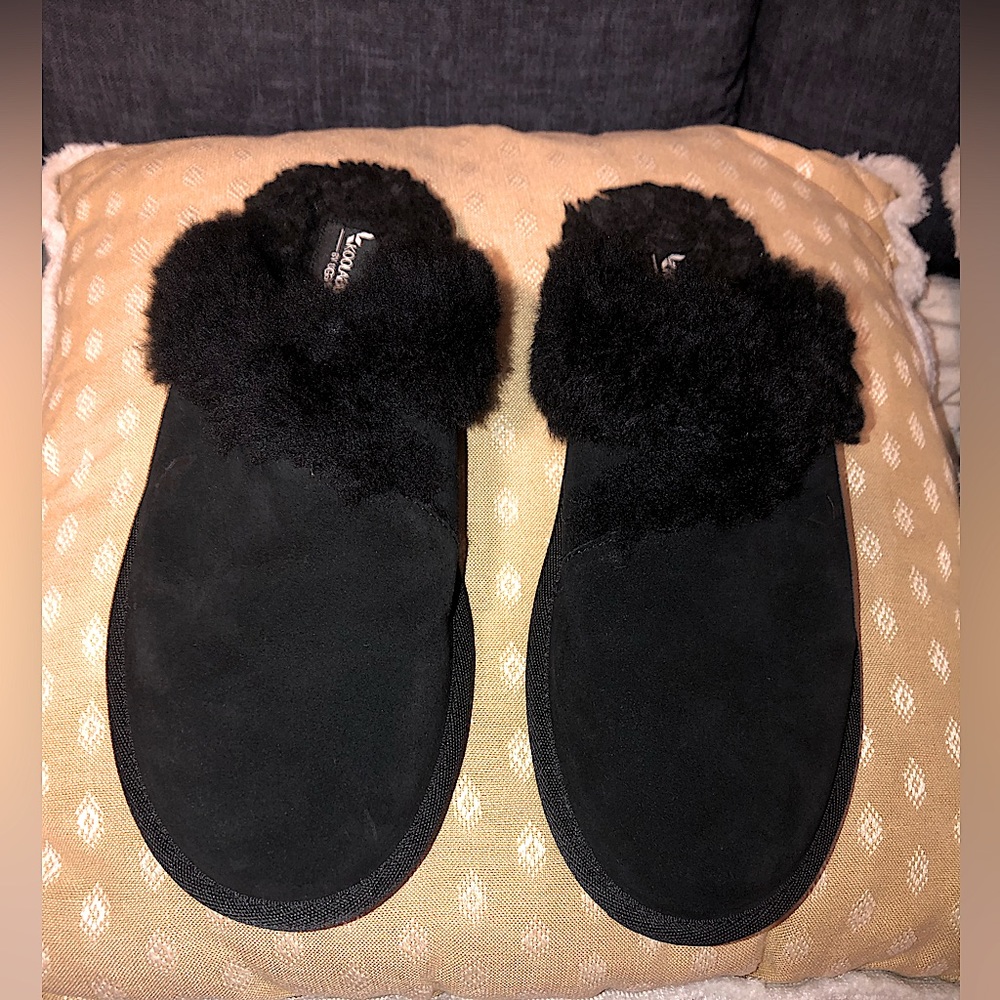 NWOT UGG black fluffy slippers koolaburra - Picture 2 of 7